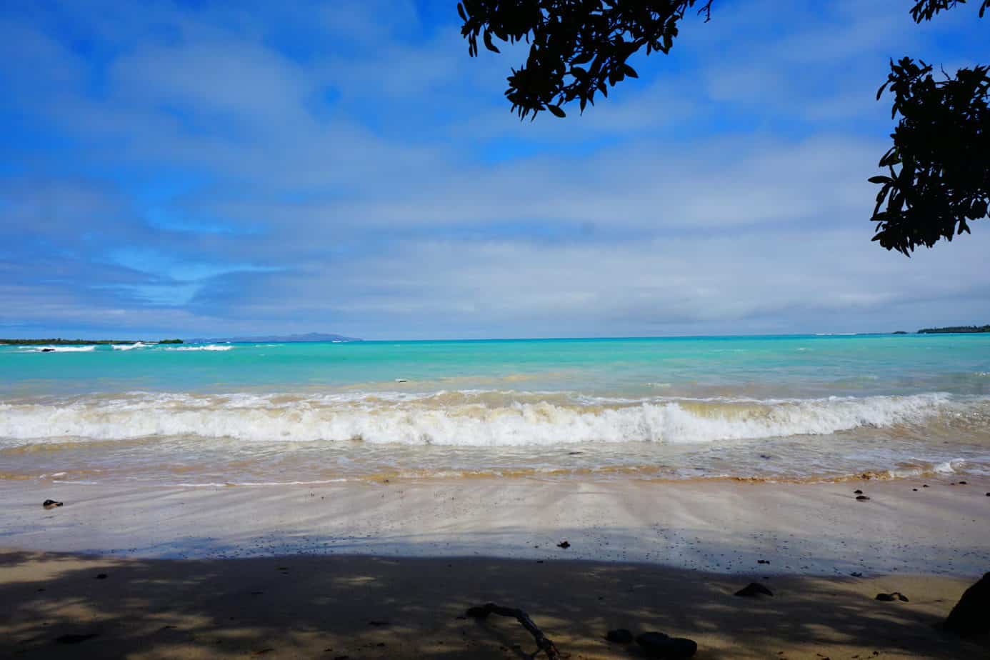 Ein Strand mit blauem Meer auf den Galapagos Inseln